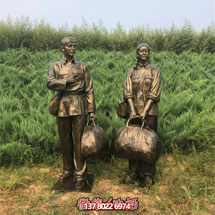 手工雕刻民俗小品，玻璃鋼仿銅人物拿行李的車站裝飾品