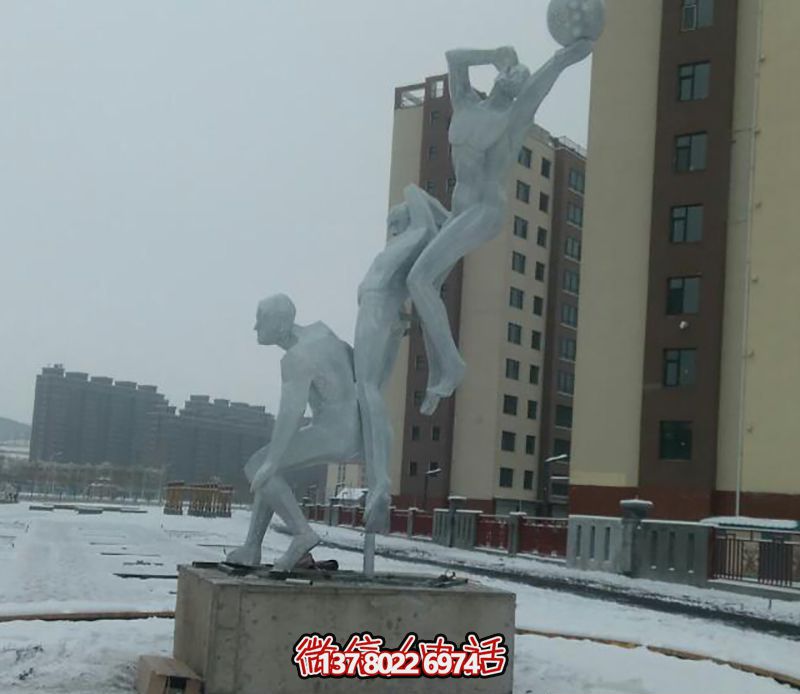 不銹鋼網(wǎng)格籃球場擺放雕塑，為小區(qū)廣場增添創(chuàng)意色彩