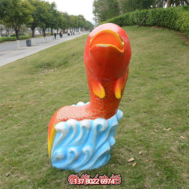 卡通玻璃鋼鯉魚雕塑，點綴游樂園園林