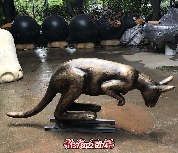 不銹鋼袋鼠雕塑，擺放于大型廣場