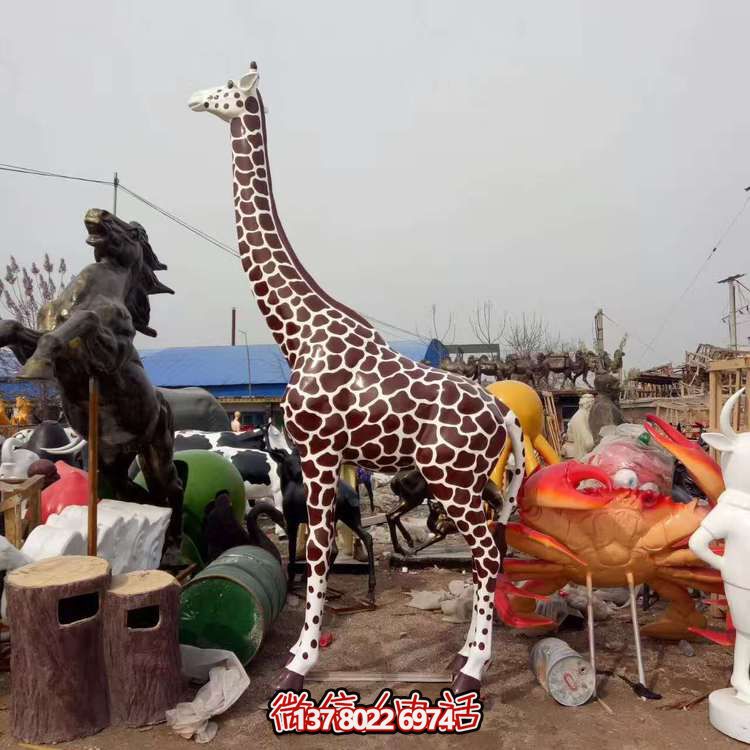 玻璃鋼長(zhǎng)頸鹿雕塑，為戶外園林景觀增色