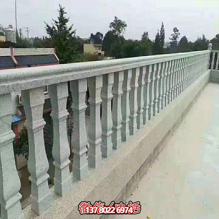 傳統(tǒng)的大理石護(hù)欄雕塑，為城市街頭和河道添彩