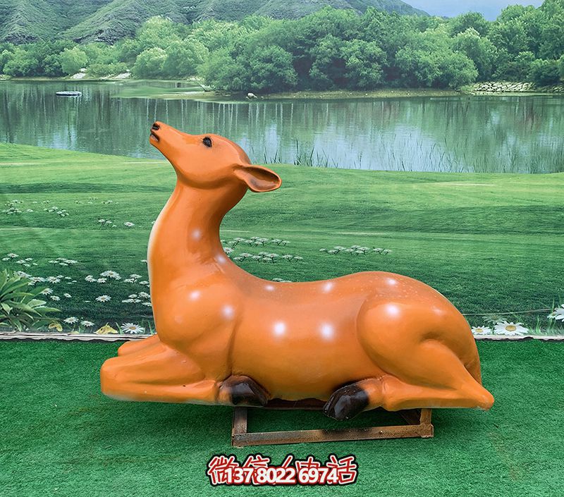 梅花鹿雕塑，繽紛草坪上添彩