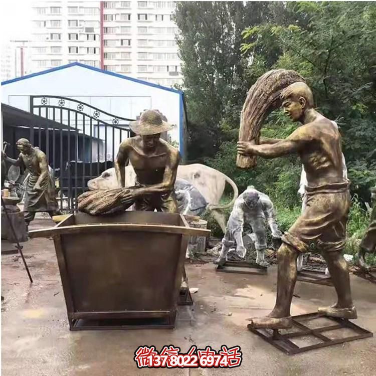 玻璃鋼仿銅農(nóng)耕人物雕塑，美化戶外景區(qū)