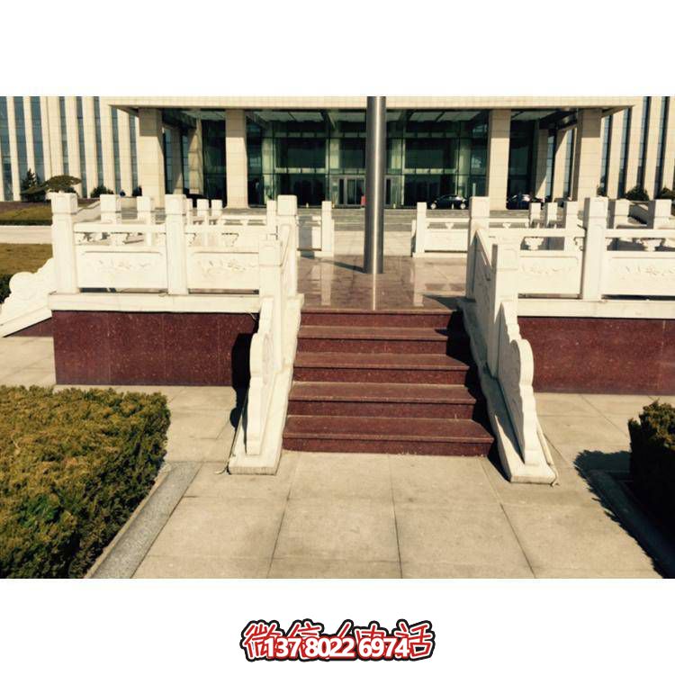 精美雕塑裝飾欄桿，增添學(xué)校廣場(chǎng)升旗臺(tái)象征意義