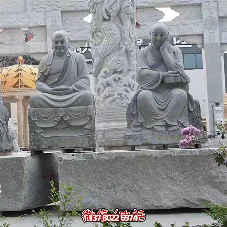 大型戶外石雕佛像雕塑，裝點美麗的寺院園林