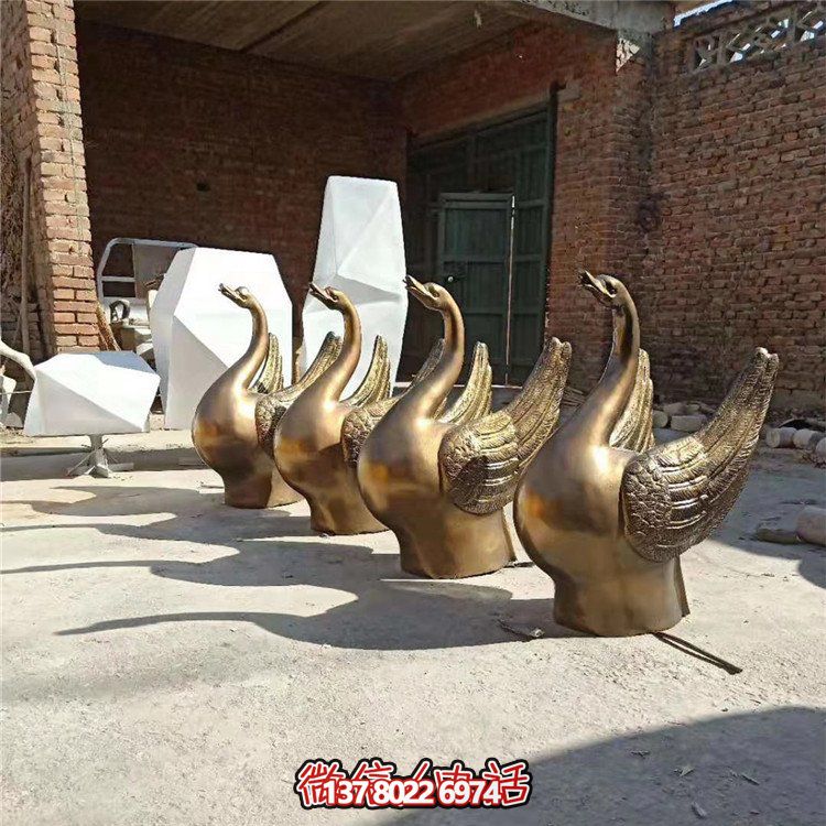 仿銅噴水雕塑，玻璃鋼景觀天鵝水池，為廣場園林?jǐn)[放