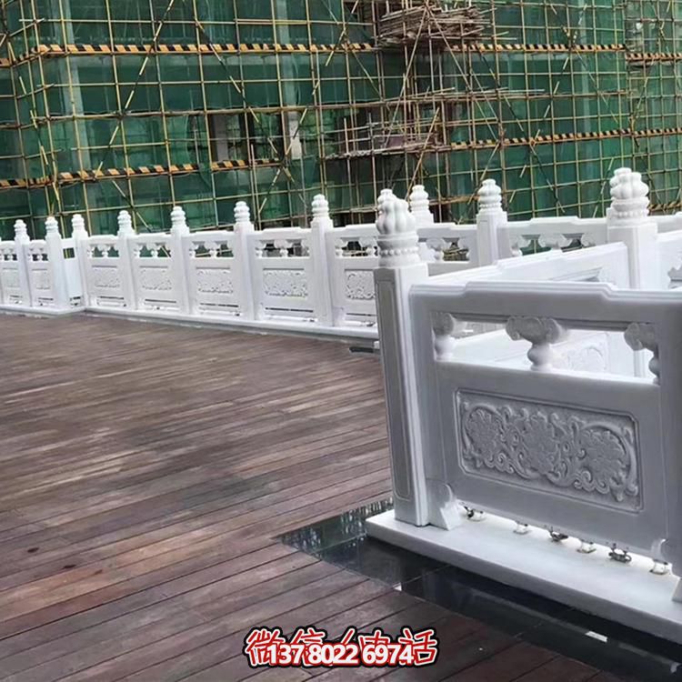 絢麗多彩的防護(hù)欄桿，為河道升旗臺(tái)打造夢(mèng)幻般的園林雕塑