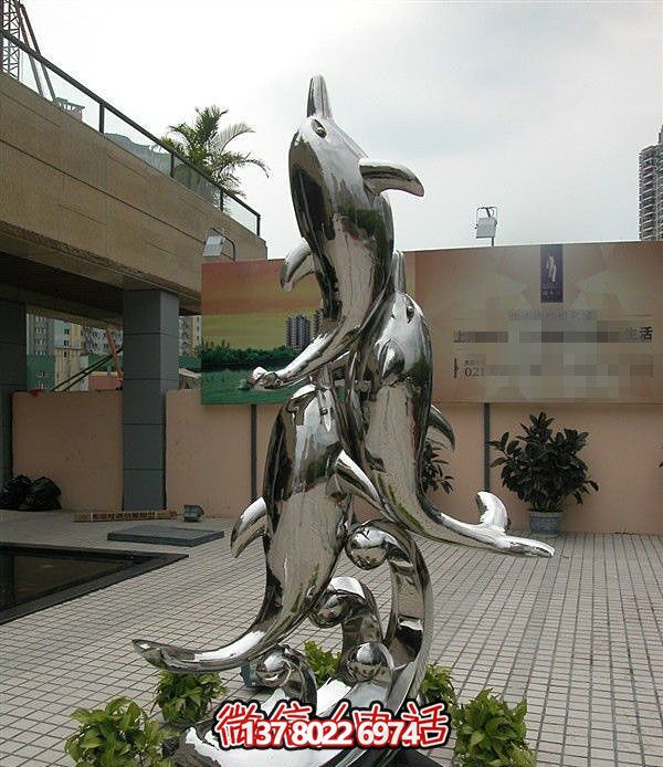 精美不銹鋼海豚雕塑，點綴別墅庭院