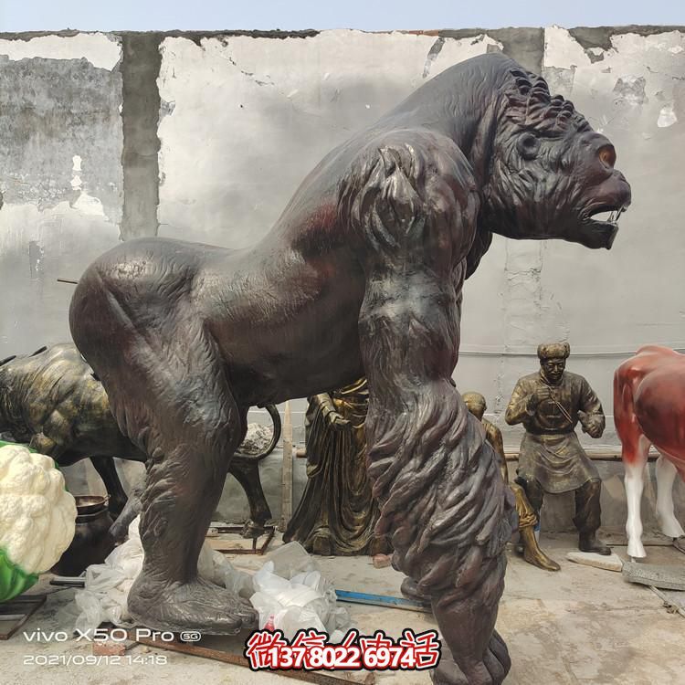 仿真玻璃鋼大猩猩雕塑，給游樂園帶來新的樂趣