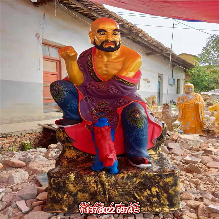 精美絕倫的玻璃鋼彩繪貼金十八羅漢雕塑，讓寺廟更加輝煌