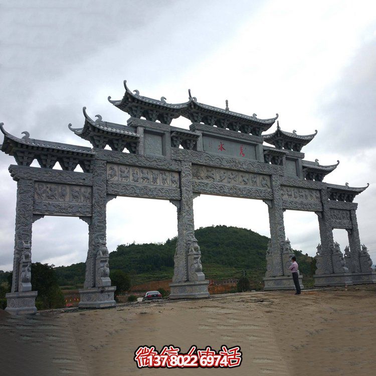 精美大型仿古青石雕刻門樓牌坊，為景區(qū)入口增添精彩