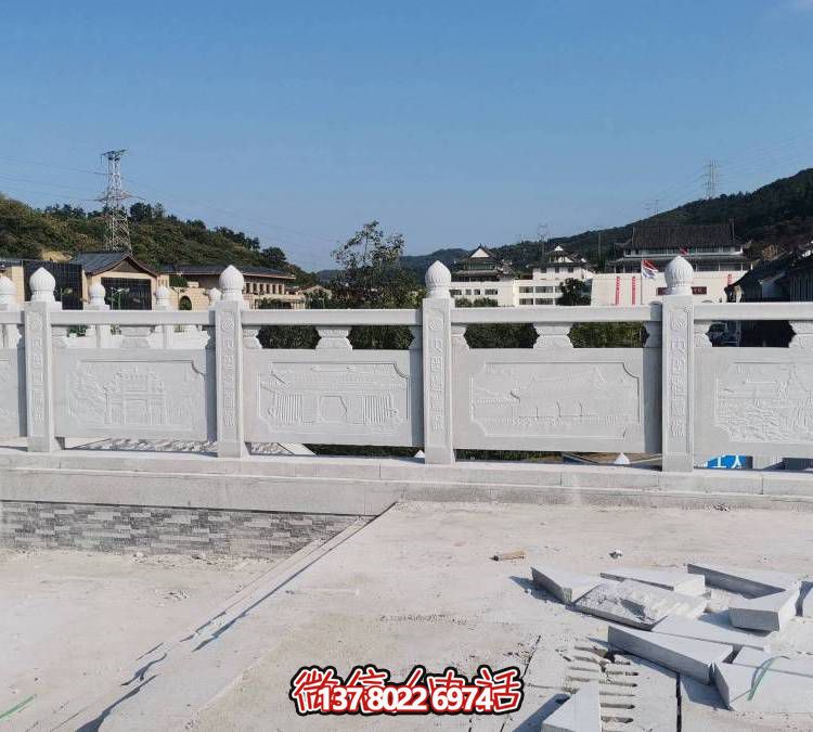 精美大理石雕塑，飾以圍欄的戶外河道裝飾