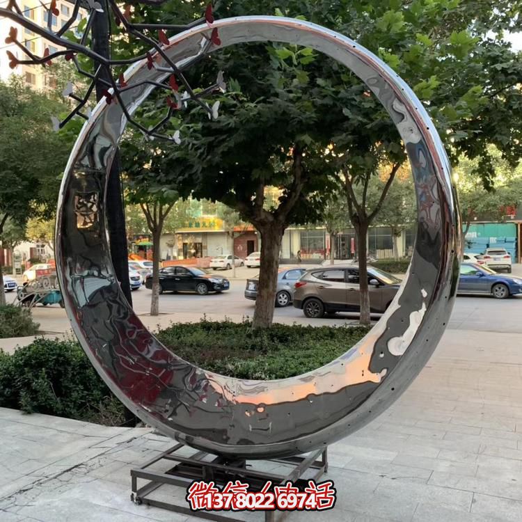 高級(jí)不銹鋼鏡面拋光圓環(huán)噴泉，為酒店會(huì)所戶外景觀雕塑增添絢麗色彩