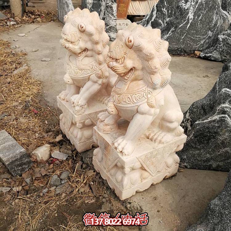 精美大理石雕刻石獅子，為酒店門口添彩晚霞紅