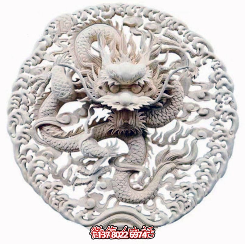 精美龍紋浮雕裝飾大門，點綴祠堂大門口