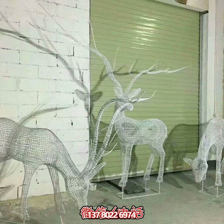 不銹鋼鏤空網(wǎng)格鹿燈光亮化擺件，為公園草坪上裝飾增添精彩