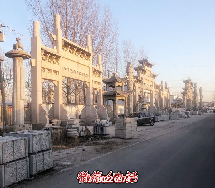 大理石門牌樓，點(diǎn)綴村莊入口