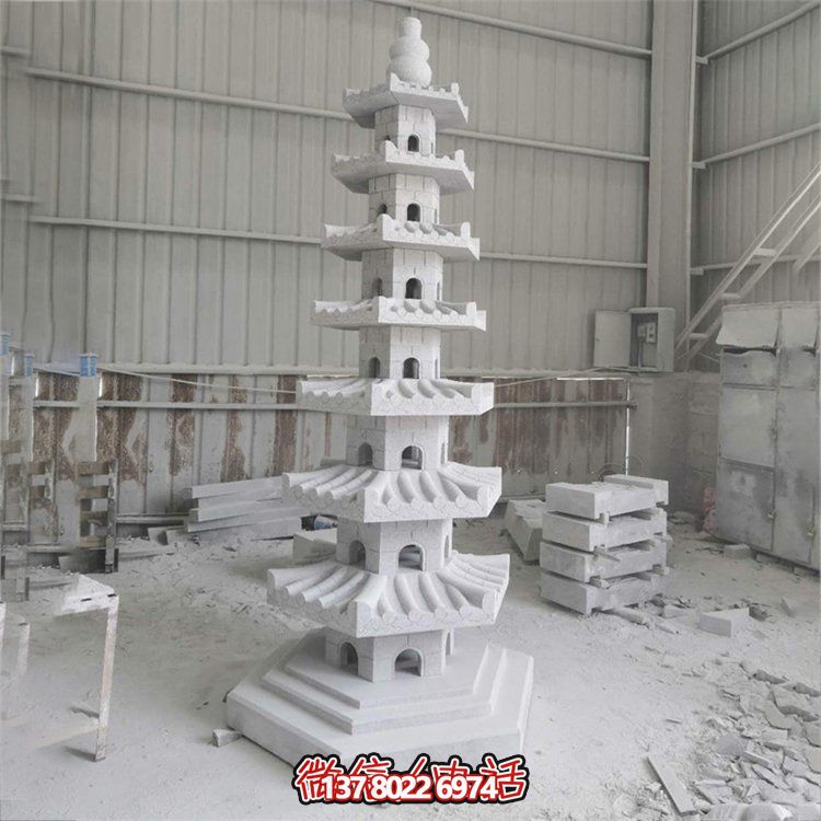 天然青石多層石佛塔，雕刻精美，為寺廟擺放