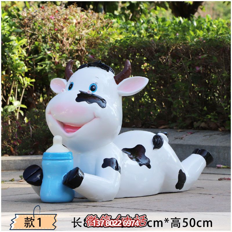 玻璃鋼牛雕塑，為幼兒園的幼兒們趴著喝奶更添樂趣