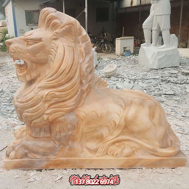 兇猛獅子紅石雕臥著雕塑，為公園景區(qū)添彩晚霞之美
