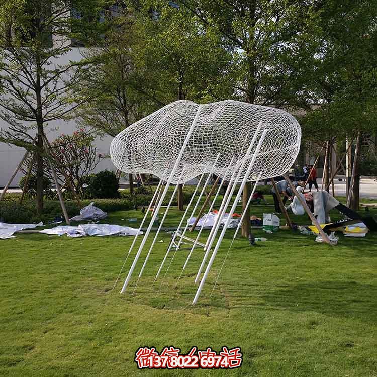 不銹鋼祥云雕塑，點(diǎn)綴美麗的戶外草坪