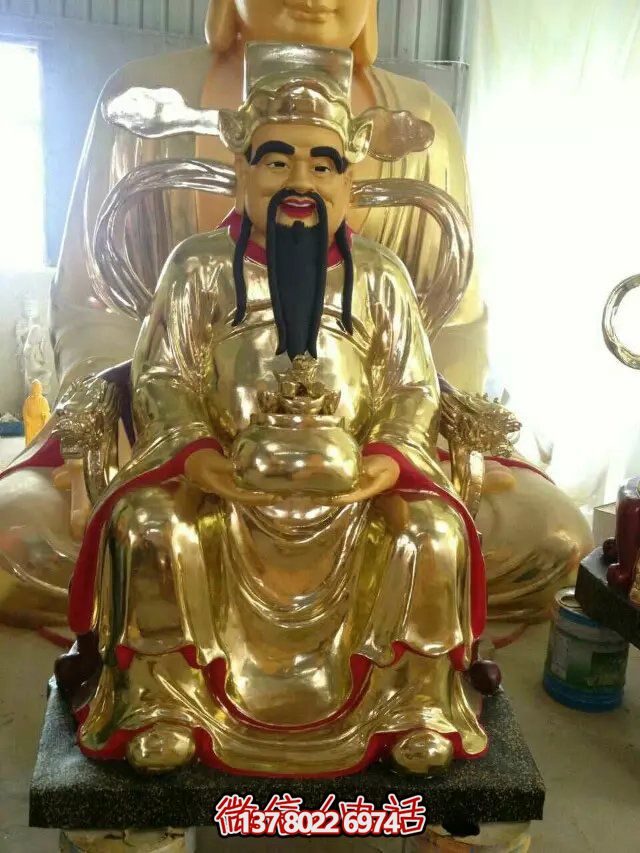 鎏金財(cái)神佛像雕塑，室內(nèi)供奉神像
