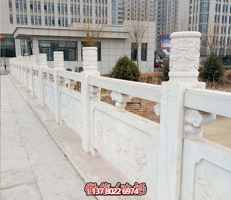 漢白玉鑲嵌欄桿扶手，點綴走廊裝飾，為城市花園添彩