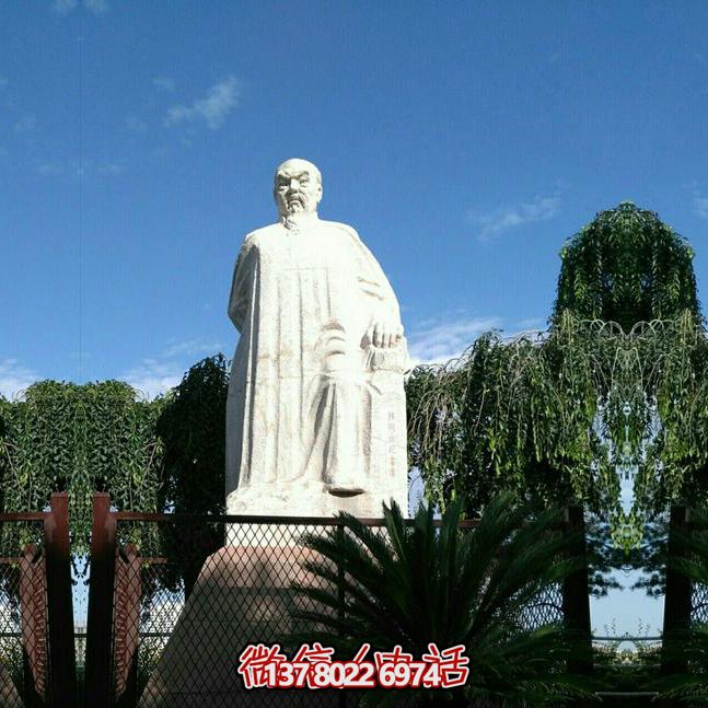 林則徐石雕塑，點綴校園廣場