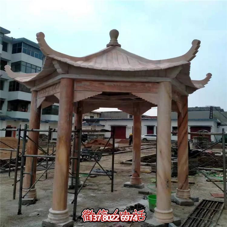 仿古涼亭，盡情欣賞晚霞染紅的美景