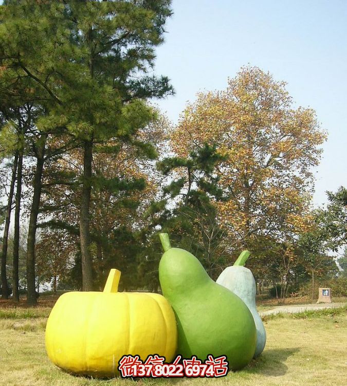 玻璃鋼雕塑，彩繪南瓜點綴戶外草坪