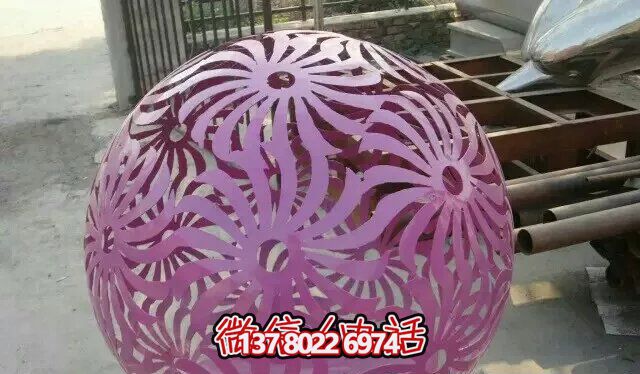 紫色不銹鋼鏤空球雕塑，為花園增添精彩
