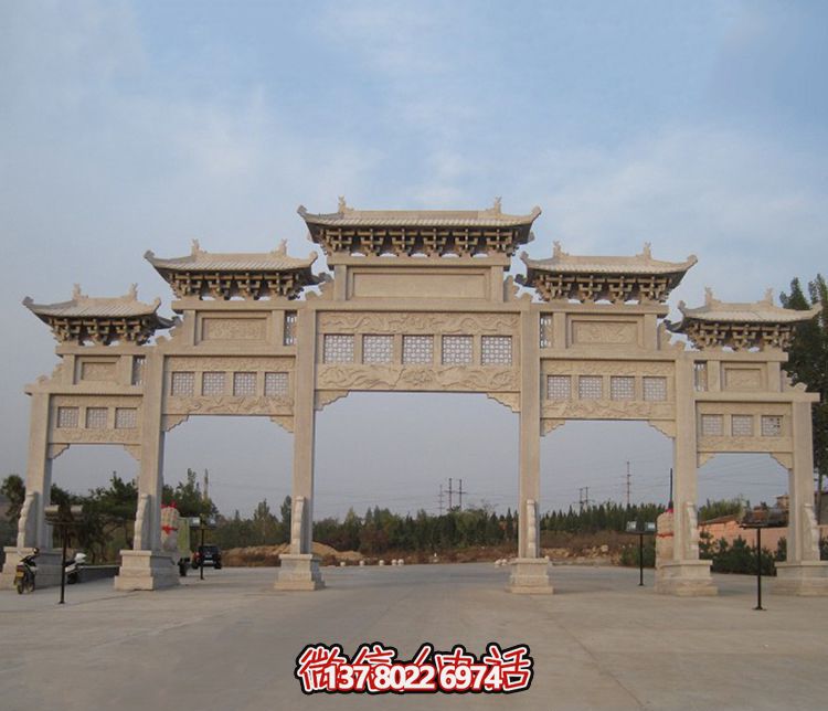 精美大型鏤空牌樓石雕，為公園廣場(chǎng)增添美麗色彩