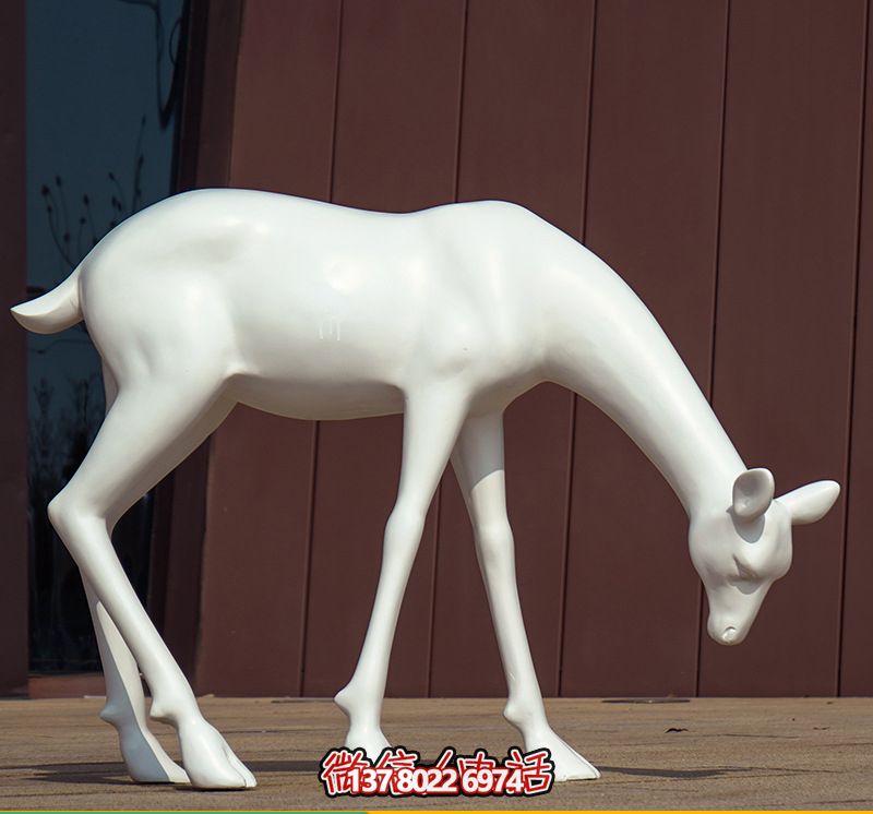 創(chuàng)意景觀酒店，低頭行走，讓鹿雕塑與您相伴