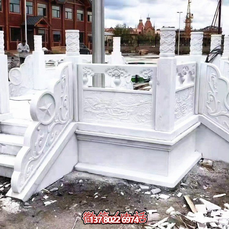 漢白玉升旗臺，做工精美，安全防護(hù)欄桿