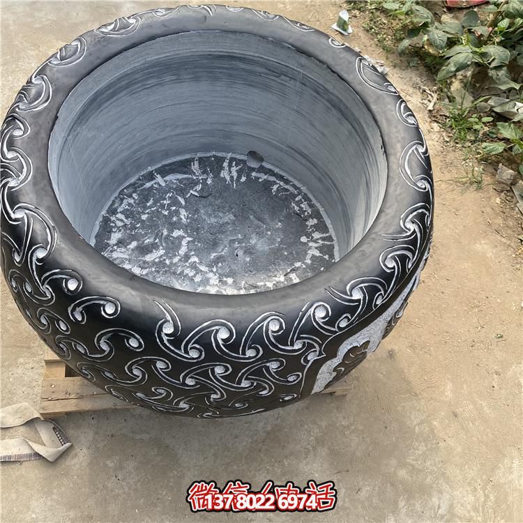 仿古大理石浮雕花紋花盆，營造優(yōu)雅庭院空間