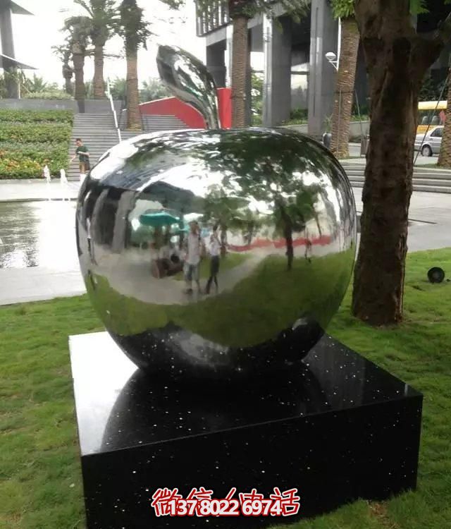 不銹鋼蘋果雕塑擺件，讓你的戶外空間更有創(chuàng)意！