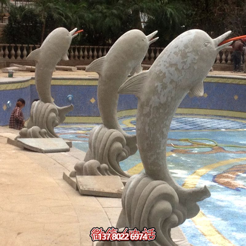 海邊的精美石雕雕塑，讓海豚伴你一起享受美食