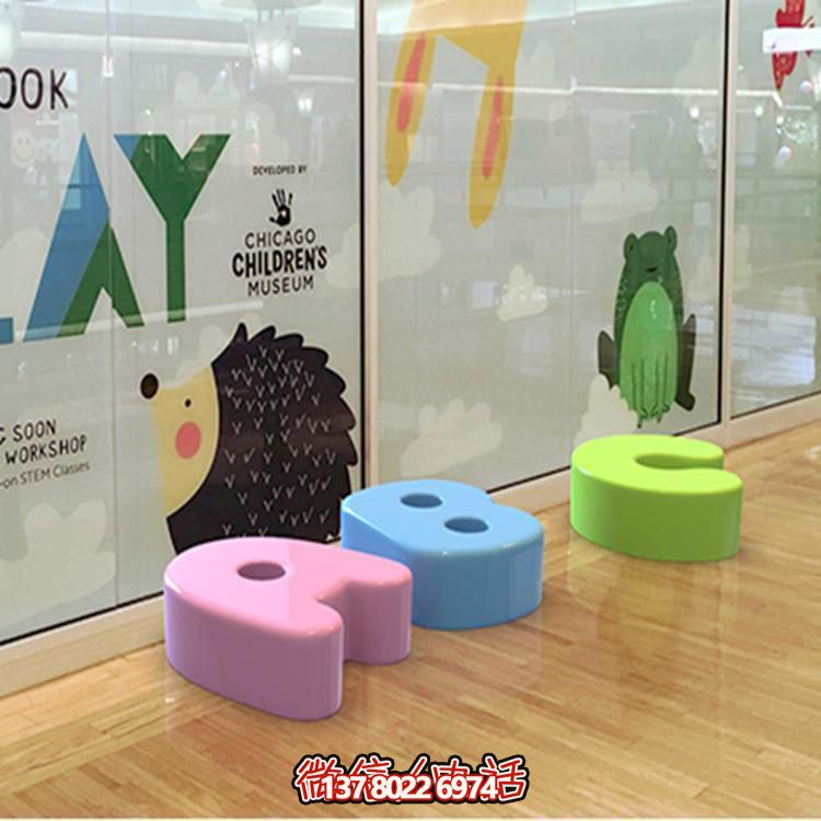 商場(chǎng)創(chuàng)意不銹鋼彩繪字母座椅雕塑