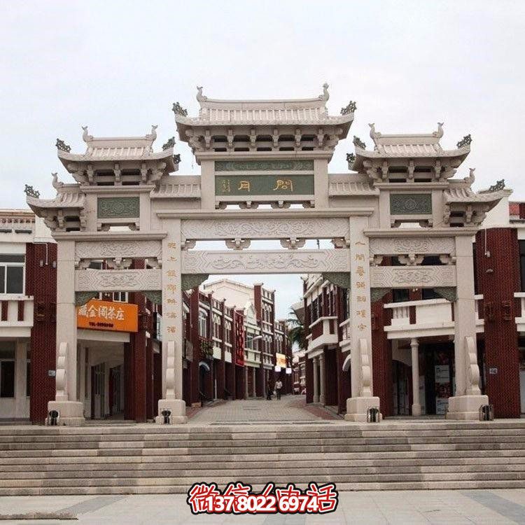 精美中式三門牌坊，裝飾大理街道