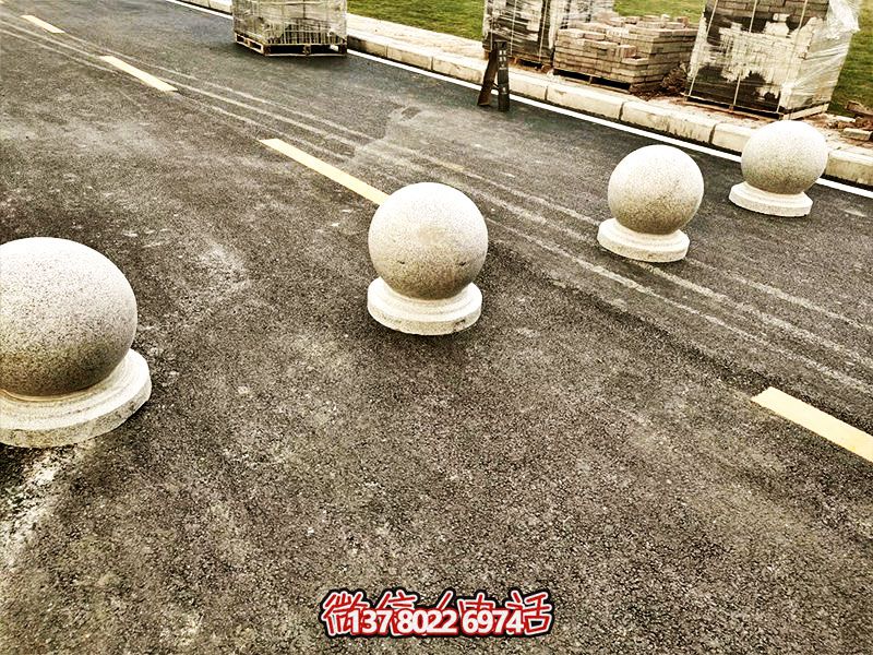 球形路障，為小學(xué)路邊擺放的安全隔離車