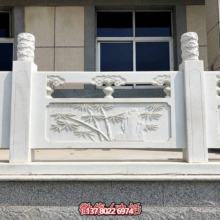 精致古典庭院雕飾浮雕石柱、欄桿、欄板，營(yíng)造溫馨園林