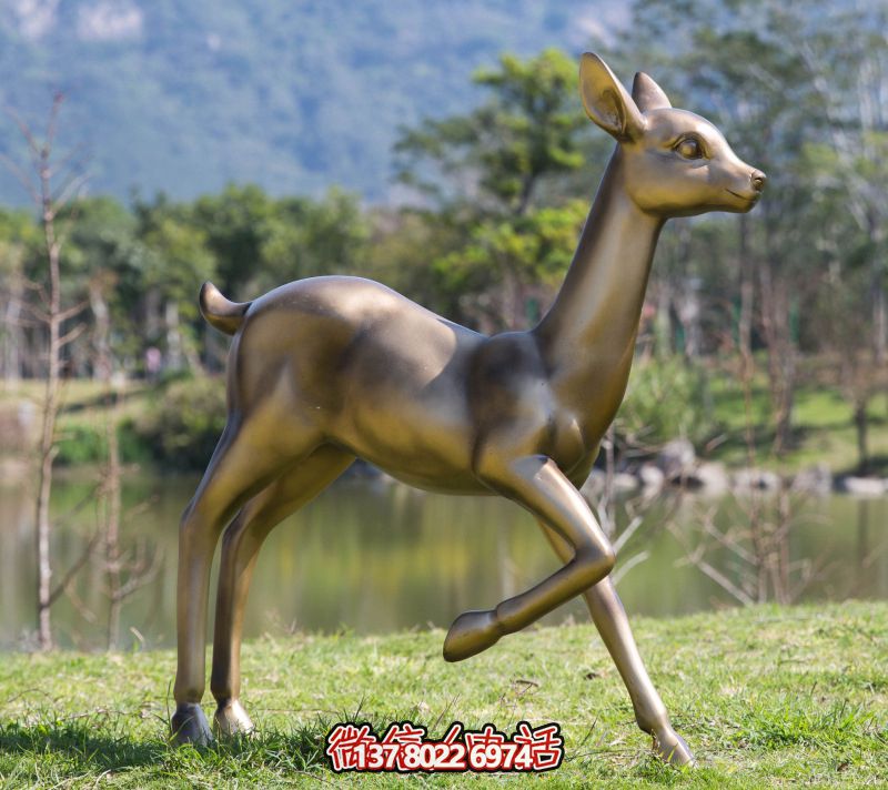 玻璃鋼雕刻仿梅花鹿雕塑，為池塘草坪添彩
