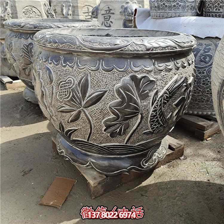 古建庭院蓄水缸，用青石點綴