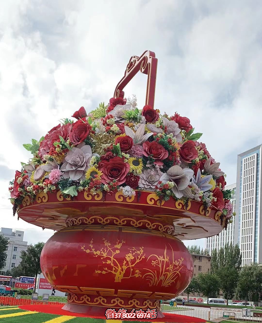 現(xiàn)代五彩花籃，給城市廣場帶來活力