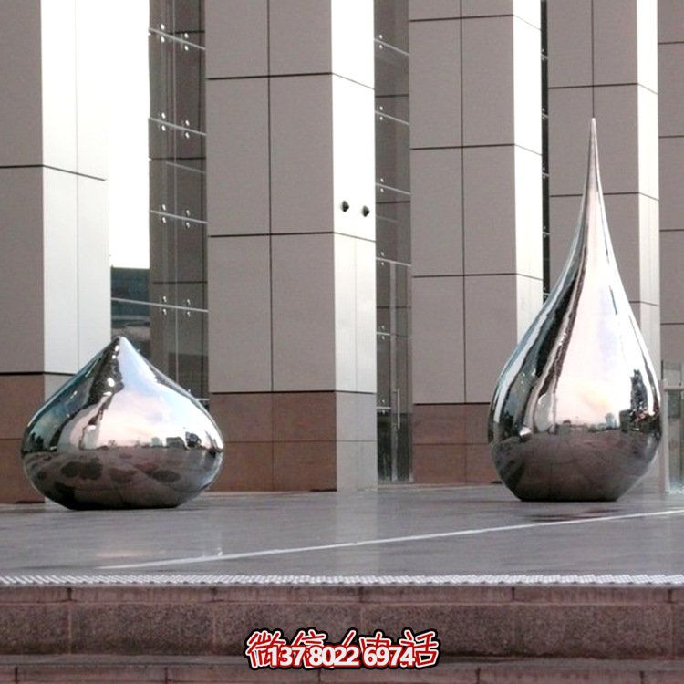 大型不銹鋼水滴異形鏡面雕塑，為廣場增添亮麗風景