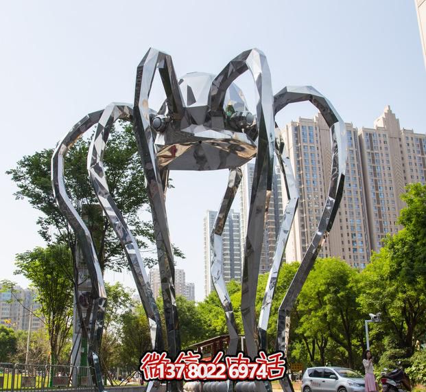 不銹鋼長(zhǎng)腿螃蟹雕塑，為公園增添創(chuàng)意裝飾