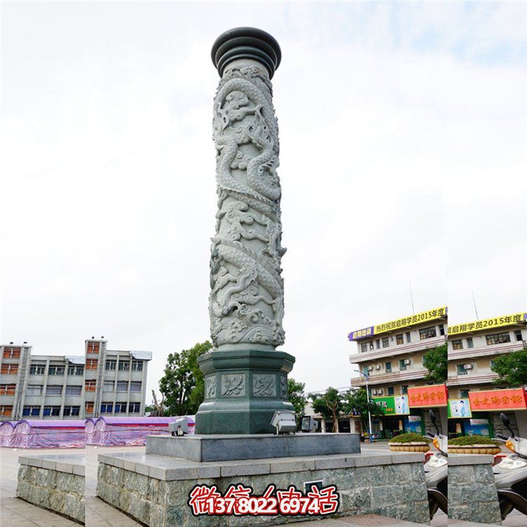 大理石浮雕龍柱，點綴校園廣場