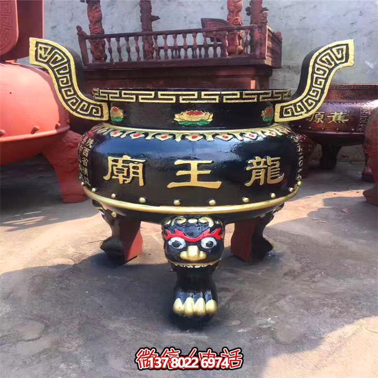 精美彩繪金漆圓形香爐，為寺廟添彩