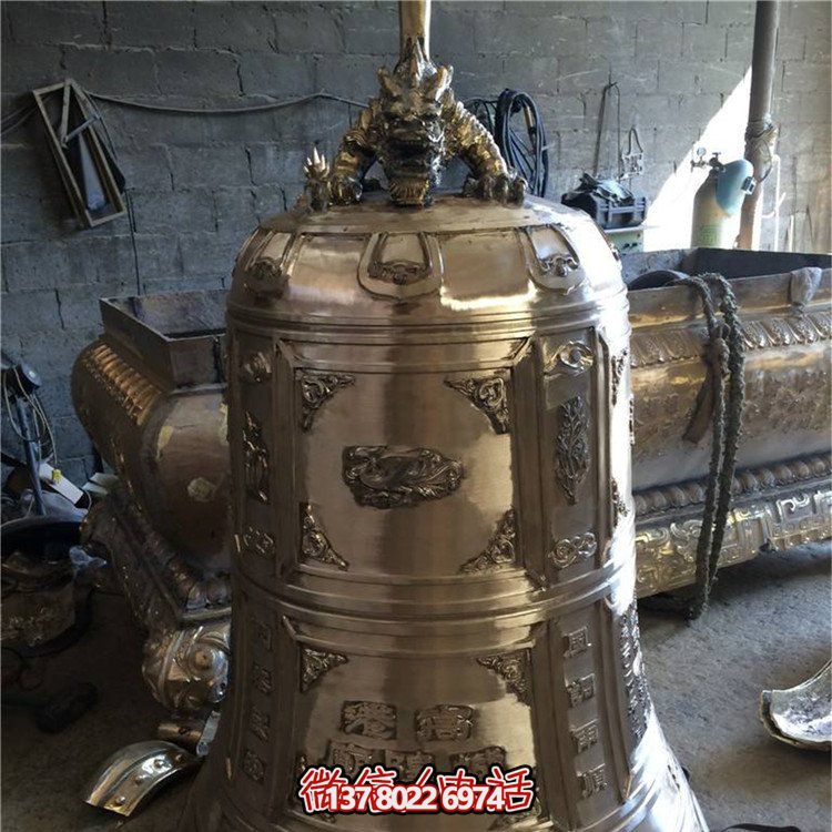 精美銅鐘雕塑，欣賞大型浮雕景觀